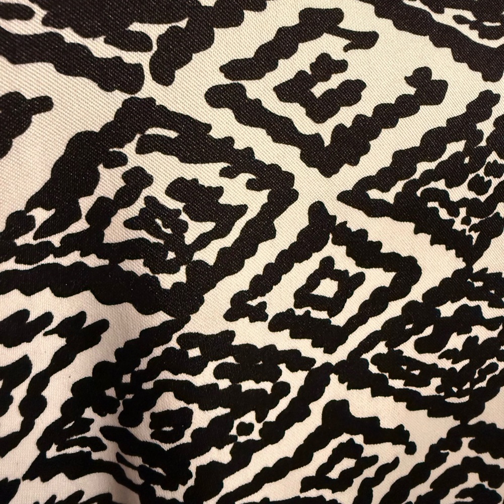 Dressbarn Monochrome Patterned Top - Picture 4 of 5